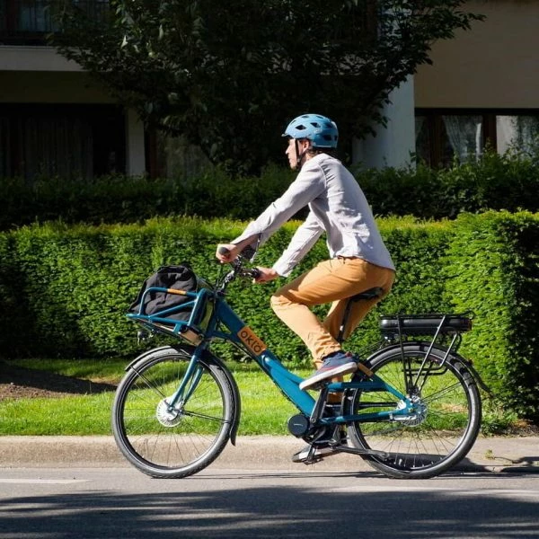 VÉLO PORTEUR ÉLECTRIQUE - MISSIVE 3 VITESSES BLEU CANARD + SACOCHE AVANT 3 VÉLO PORTEUR ÉLECTRIQUE - MISSIVE 3 VITESSES BLEU CANARD + SACOCHE AVANT – Image 3